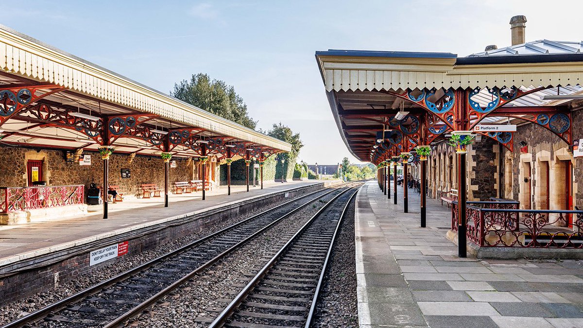 🚉✨ Great Malvern’s glorious glow up 🦺 Victorian platform canopies lovingly repaired & restored as part of a £5m investment 👉 gloo.to/6Bvc ✅ The upgrades will keep the station safe & reliable for passengers @WestMidRailway @RailwayHeritage 📸 @moretomurphy