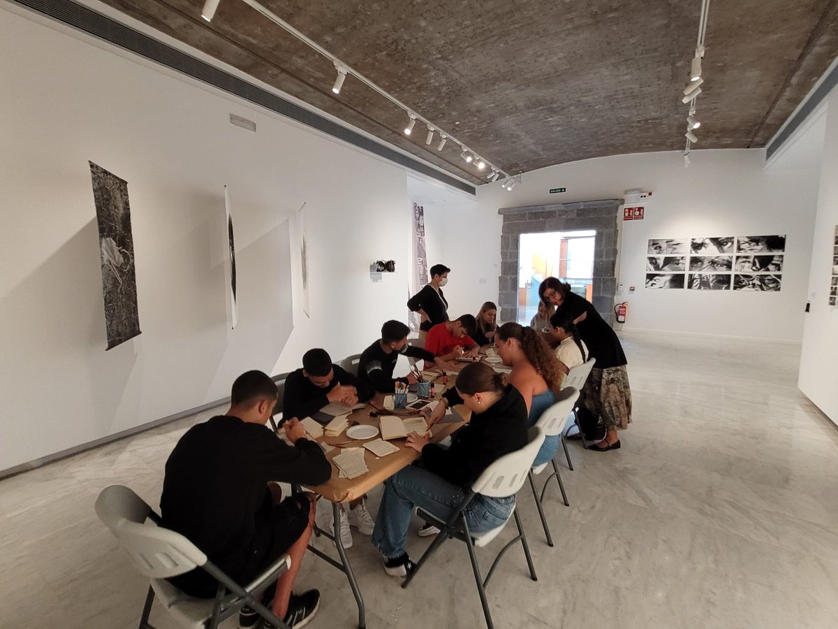 ArtesPlasticasG's tweet photo. Este miércoles hemos recibido en el Centro de Artes Plásticas la visita del IES La Isleta, donde varios alumnos  han realizado el taller impartido por la artista  Paqui Martín, creadora de la obra expuesta en nuestra instalaciones " La aventura de encontrar un mundo mejor". https://t.co/e6ei3EbCN0