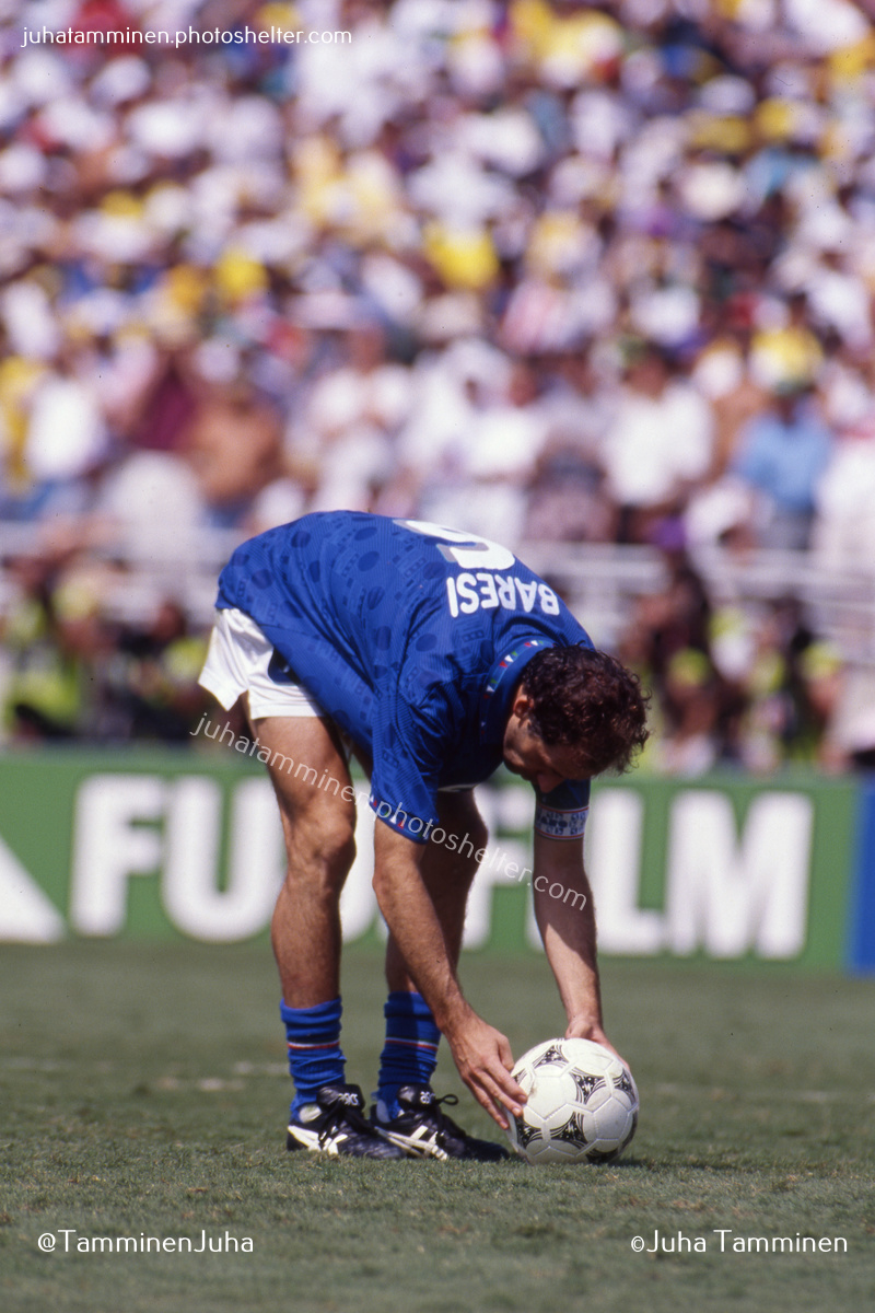 TamminenJuha's tweet photo. I just wonder what were they thinking at that moment? Of course, Diego was later saved by @OKGoyco90 #Edmundo #FrancoBaresi #RobertoBaggio #Maradona #Italia90 #USA94 #FIFA2000 #VascoDaGama @Edmundo https://t.co/6tyj4rwTxM