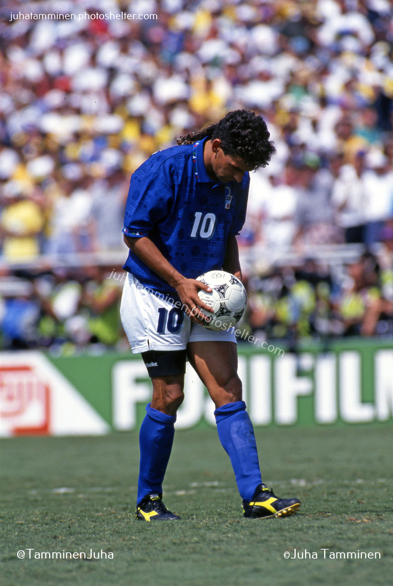 TamminenJuha's tweet photo. I just wonder what were they thinking at that moment? Of course, Diego was later saved by @OKGoyco90 #Edmundo #FrancoBaresi #RobertoBaggio #Maradona #Italia90 #USA94 #FIFA2000 #VascoDaGama @Edmundo https://t.co/6tyj4rwTxM