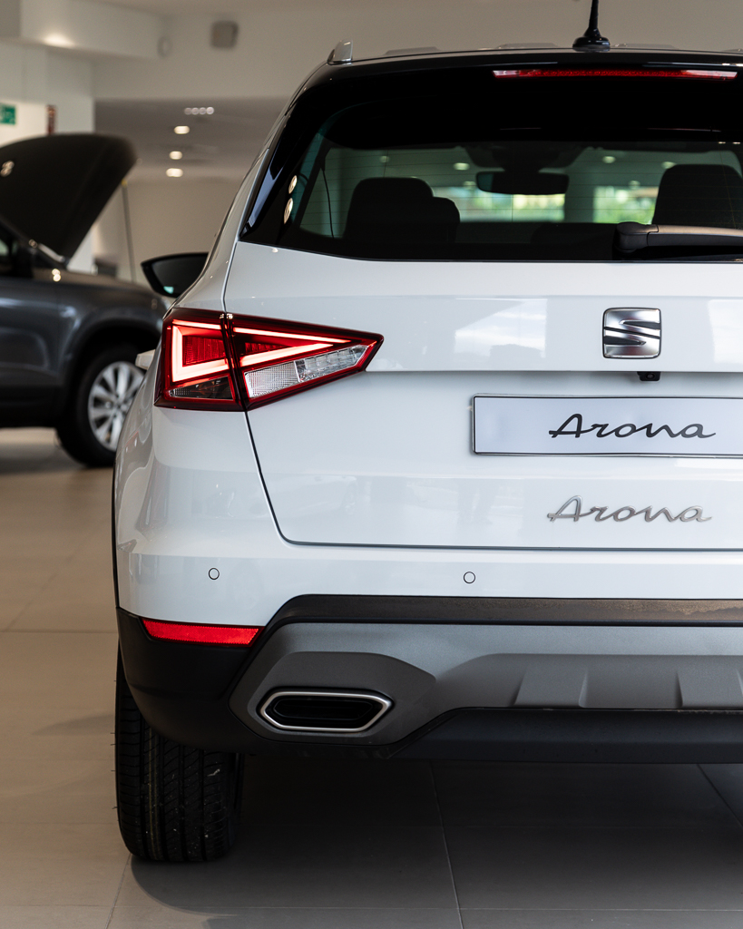 ¡Potencia y estilo se fusionan en el nuevo Seat Arona FR! 💥🚗 Descubre el equilibrio perfecto entre deportividad y confort con nuestro SUV de vanguardia. ¿Listo para llevar tu conducción al siguiente nivel? ¡Ven y conoce la excelencia hecha automóvil en nuestro concesionario! ✨