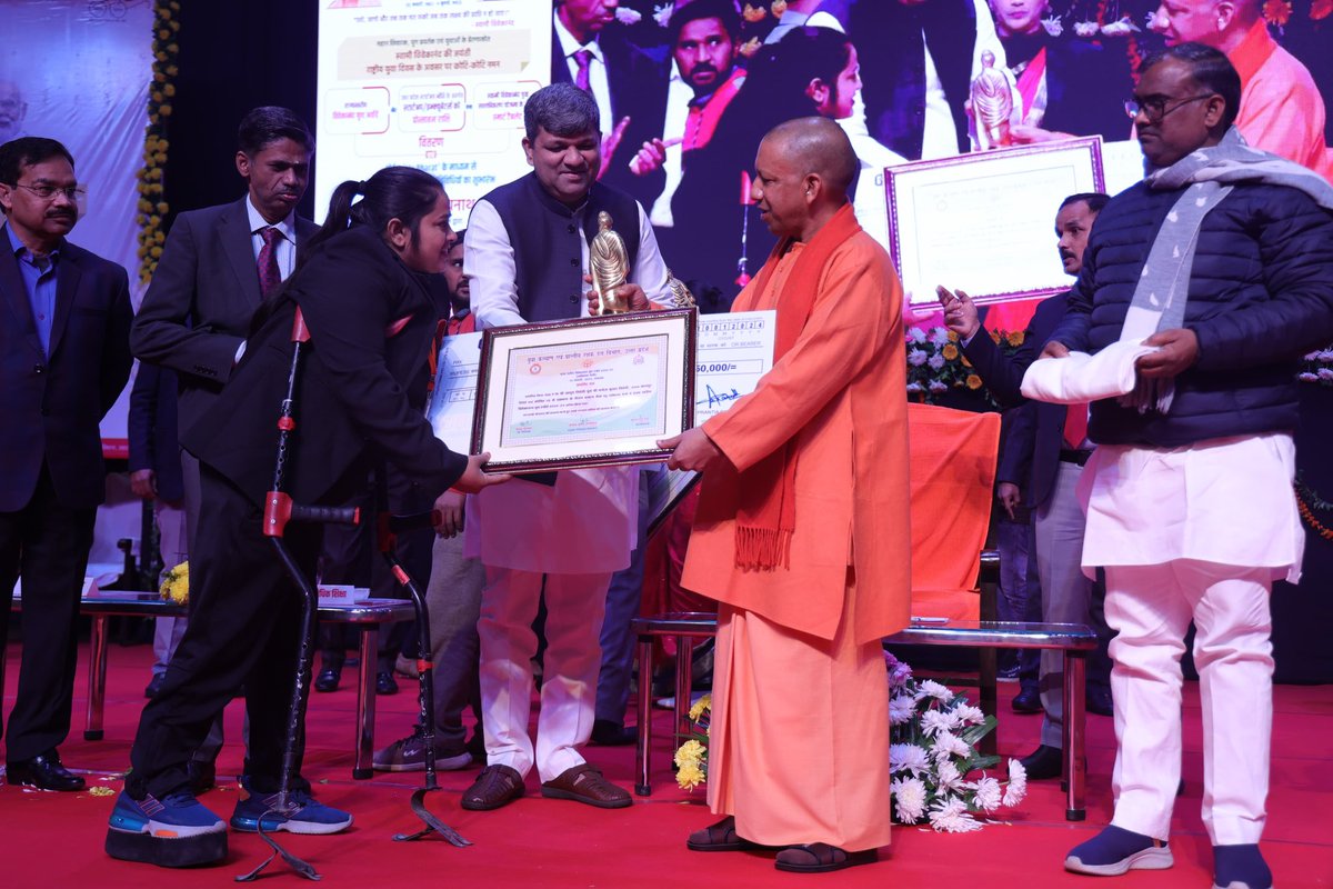 स्वामी विवेकानंद जी के जन्मदिवस “राष्ट्रीय युवा दिवस” के अवसर पर युवा कल्याण एवं प्रांतीय रक्षक दल विभाग द्वारा राज्य स्तरीय विवेकानंद युथ अवार्ड वितरण कार्यक्रम मा० मुख्यमंत्री० श्री योगी आदित्यनाथ द्वारा किया गया I