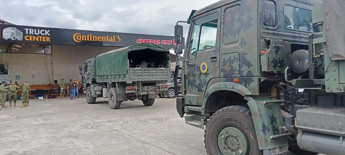Sanchezmendieta's tweet photo. Atención: la firma privada TEDASA en #Cuenca, da mantenimiento a los vehículos Howo, de las Fuerzas Armadas (FF.AA.). Asimismo, 36 gasolineras en Azuay apoyan con combustible para los vehículos tácticos militares. https://t.co/nLmEPkDvGC