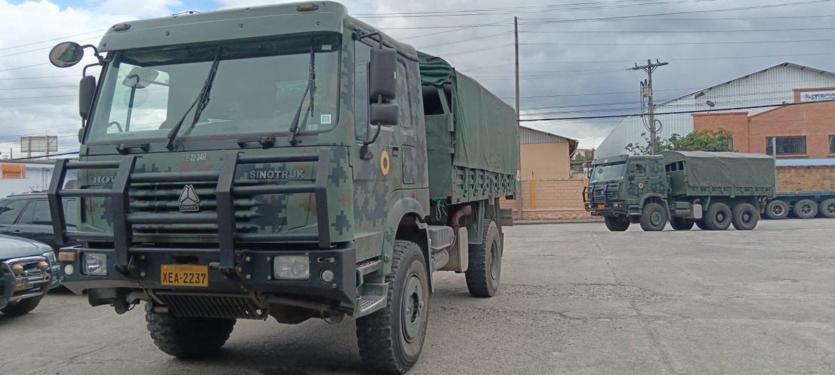 Sanchezmendieta's tweet photo. Atención: la firma privada TEDASA en #Cuenca, da mantenimiento a los vehículos Howo, de las Fuerzas Armadas (FF.AA.). Asimismo, 36 gasolineras en Azuay apoyan con combustible para los vehículos tácticos militares. https://t.co/nLmEPkDvGC