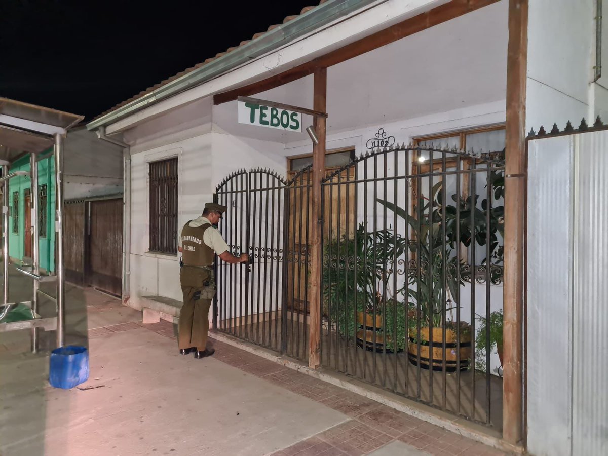 carab_ohiggins's tweet photo. @Carab_Ohiggins de la Subcom. Chimbarongo, en su permanente labor de acercamiento a la comunidad, durante su servicio nocturno realiza campaña "duerme tranquilo", en diferentes sectores de la comuna para dar seguridad y tranquilidad a los vecinos.
#LaPrevenciónEsNuestraEsencia https://t.co/xXQQ0GaANU