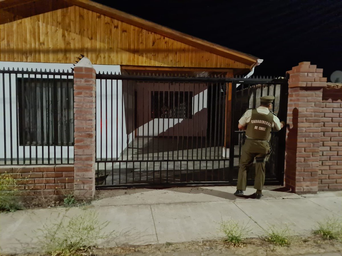 carab_ohiggins's tweet photo. @Carab_Ohiggins de la Subcom. Chimbarongo, en su permanente labor de acercamiento a la comunidad, durante su servicio nocturno realiza campaña "duerme tranquilo", en diferentes sectores de la comuna para dar seguridad y tranquilidad a los vecinos.
#LaPrevenciónEsNuestraEsencia https://t.co/xXQQ0GaANU