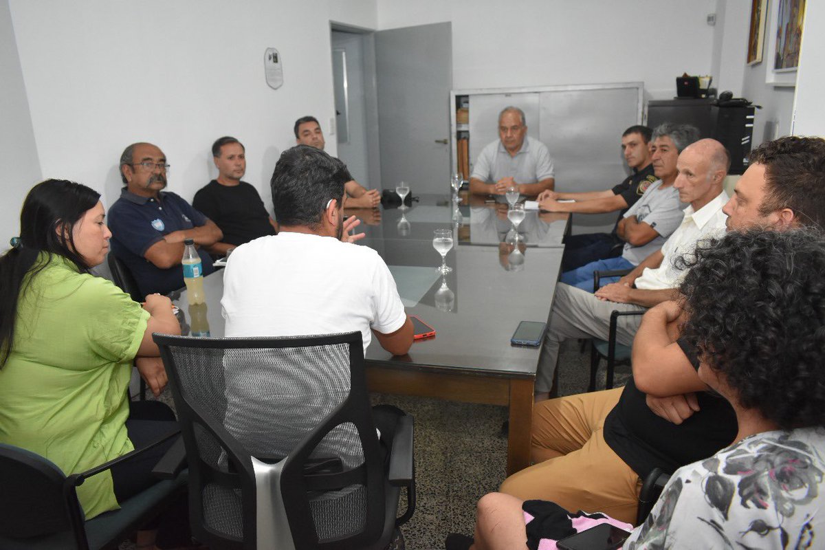 Emipaintendente's tweet photo. Ayer, en el Despacho Municipal, se llevó a cabo un encuentro con el objetivo de reforzar la seguridad ciudadana,estrategias para abordar la delincuencia, mejorar el control en áreas críticas y promover la participación activa de los vecinos en la vigilancia comunitaria. https://t.co/DN0JPK1JCy