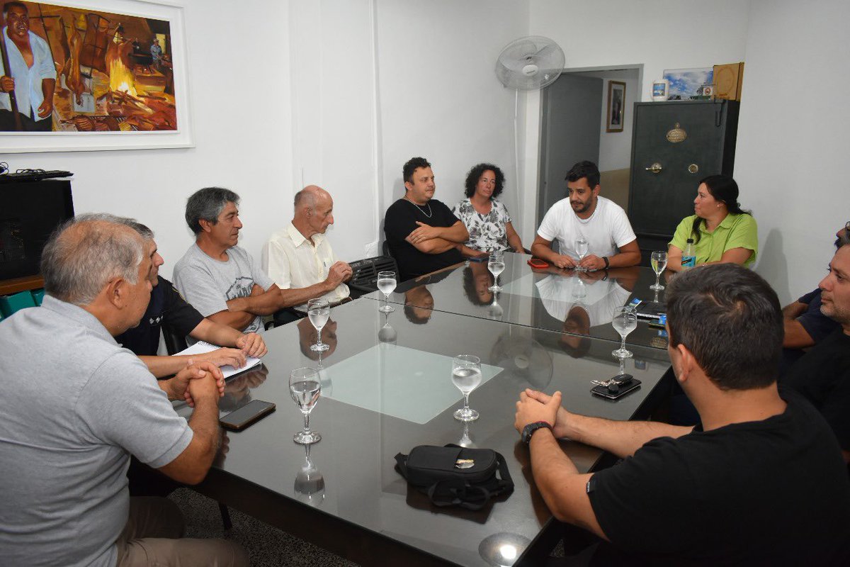 Emipaintendente's tweet photo. Ayer, en el Despacho Municipal, se llevó a cabo un encuentro con el objetivo de reforzar la seguridad ciudadana,estrategias para abordar la delincuencia, mejorar el control en áreas críticas y promover la participación activa de los vecinos en la vigilancia comunitaria. https://t.co/DN0JPK1JCy