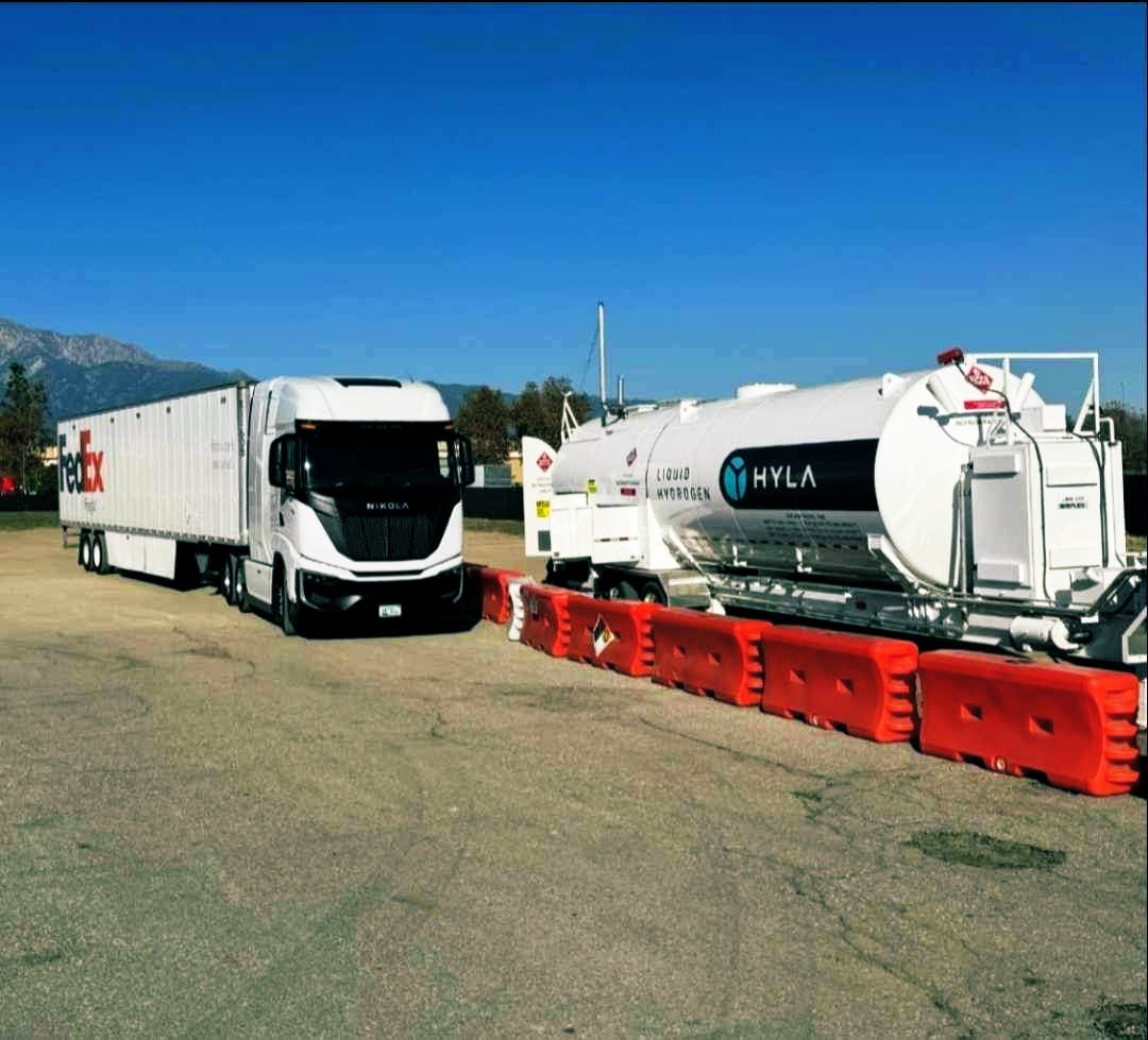 wind4me's tweet photo. One picture that changes @elonmusk mind #LongHaulTrucking
$PLUG $NKLA #GreenHydrogen #MobileRefueling @PlugPowerInc https://t.co/A41jf4SV73