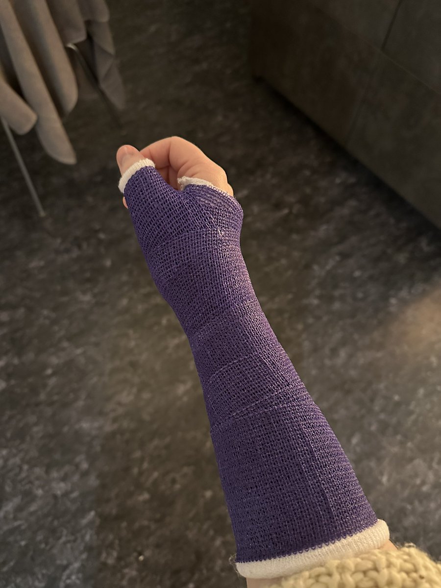 Det var tydligen inte handleden som det var fel på, utan båtbenet 🙃 VAD BRA att jag är högerhänt också 😃😃😃