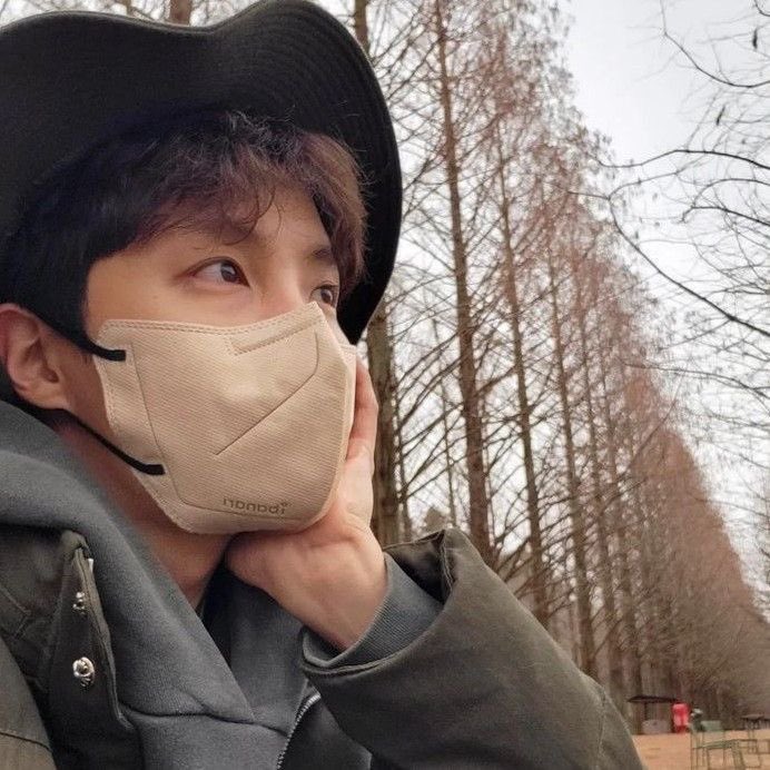 bloomforjikook's tweet photo. ot7 au, omega hsk centric 

head omega hsk overhears his packmates discussing how they dont think he's fit to lead them anymore..

or atleast thats what he thinks he's heard. https://t.co/3NXdh09fo4