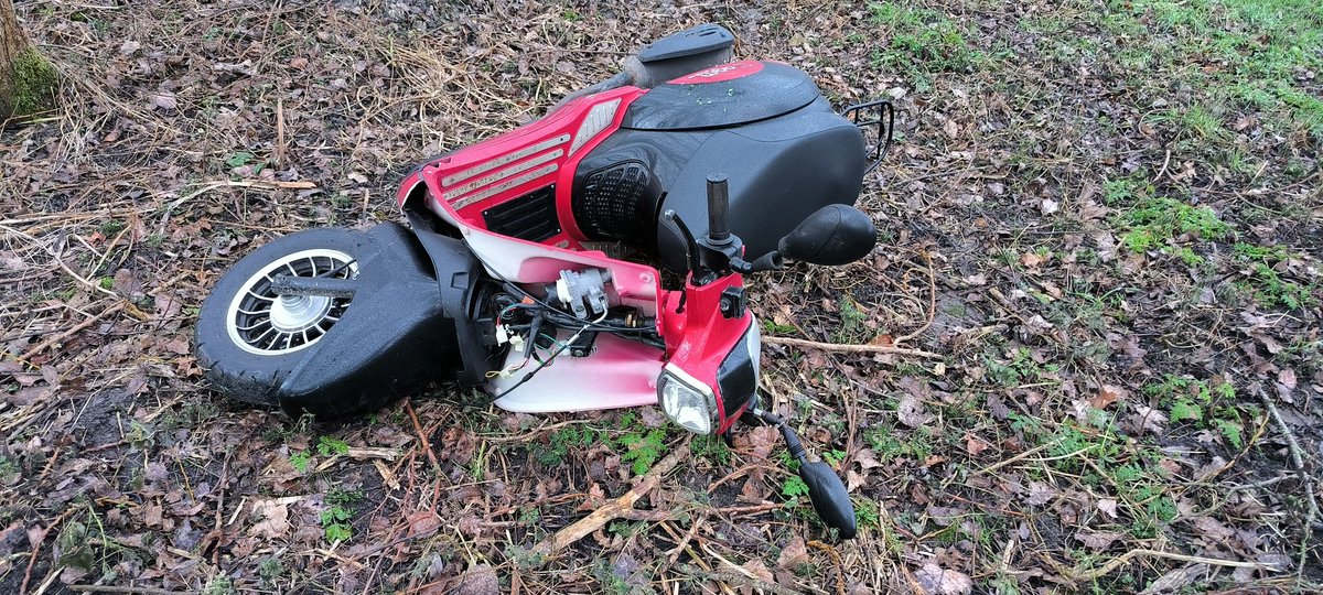mdelee71's tweet photo. @POL_Delft in het abwoudseoark ligt een gedumpte scooter. Kenteken plaat is verwijderd. Mogelijk gestolen? https://t.co/ELE6nCerlp