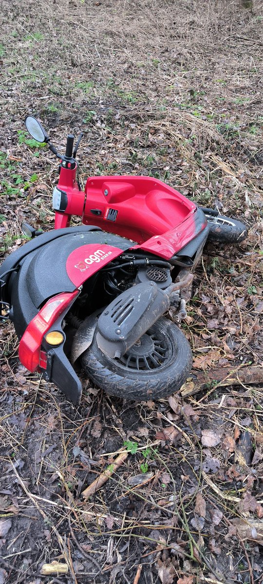 mdelee71's tweet photo. @POL_Delft in het abwoudseoark ligt een gedumpte scooter. Kenteken plaat is verwijderd. Mogelijk gestolen? https://t.co/ELE6nCerlp