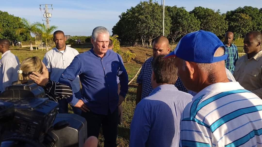 El Primer Secretario del Comité Central del Partido y Presidente de la República de Cuba, <a href="/DiazCanelB/">Miguel Díaz-Canel Bermúdez</a>  inició por la UBPC Gispert del municipio matancero de Colón un recorrido por nuestra provincia.
#MatancerosEnVictoria
<a href="/DrRobertoMOjeda/">Dr. Roberto Morales Ojeda</a> <a href="/YdaelB/">Ydael Pérez Brito</a>
<a href="/gpppmatanzas/">Gobierno Provincial del Poder Popular en Matanzas</a>
 <a href="/asamblea_colon/">Asamblea Municipal del Poder Popular Colón</a>