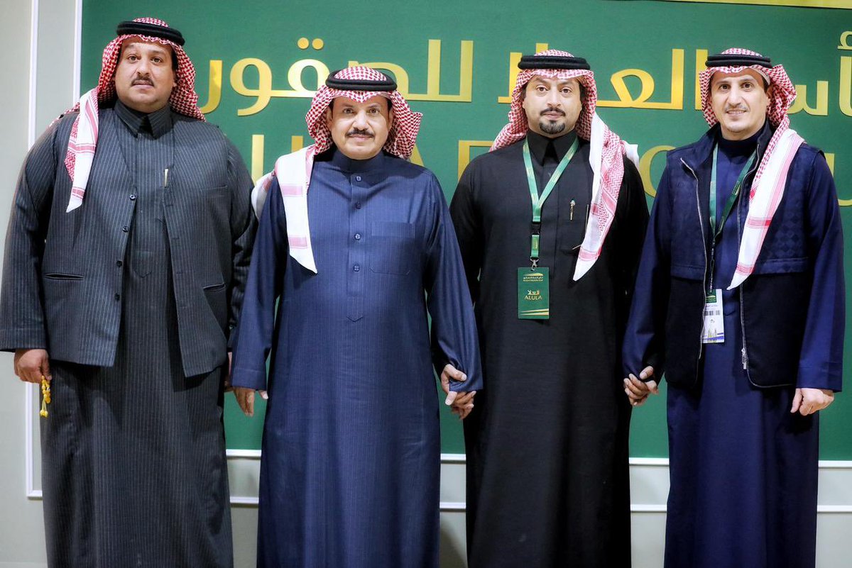B2Ihz's tweet photo. سعدت بهذه الصورة مع الأصدقاء الغاليين في كأس العلا للصقور https://t.co/ZOPGDHOsE1