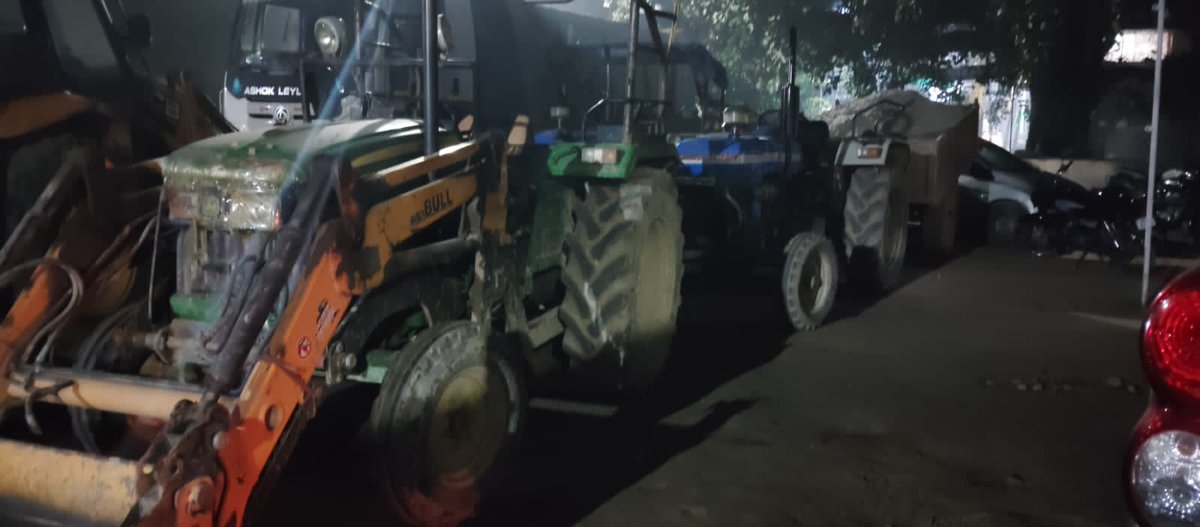 गंगाघाट कोतवाली के नवांगत कोतवाली प्रभारी ने पकड़ा अवैध बालू लदे दो ट्रेक्टर और एक असेंबल ट्रैक्टर JCB दोनों बालू लदे ट्रैक्टर और असेंबल ट्रैक्टर JCB को छुड़ाने के लिए गंगाघाट कोतवाली में लगी दलालों की भीड़ <a href="/dgpup/">DGP UP</a> <a href="/Igrangelucknow/">IG Range Lucknow</a> <a href="/Uppolice/">UP POLICE</a> <a href="/unnaopolice/">UNNAO POLICE</a>