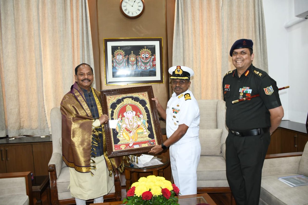 NCCDteOdisha's tweet photo. Today Dy Dir Gen Odisha NCC Dte Commodore J Suresh formally Called on Hon'ble Governor of Odisha Sh Raghubar Das &amp; presented an update on evolving trg initiatives within NCC Cdt programme. Meeting was characterised by precision &amp; adhered strictly to established Mil protocols. https://t.co/2XQzsFWGOD