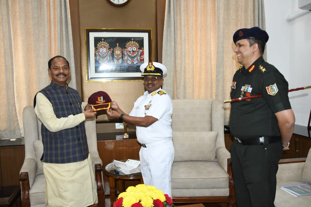 NCCDteOdisha's tweet photo. Today Dy Dir Gen Odisha NCC Dte Commodore J Suresh formally Called on Hon'ble Governor of Odisha Sh Raghubar Das &amp; presented an update on evolving trg initiatives within NCC Cdt programme. Meeting was characterised by precision &amp; adhered strictly to established Mil protocols. https://t.co/2XQzsFWGOD