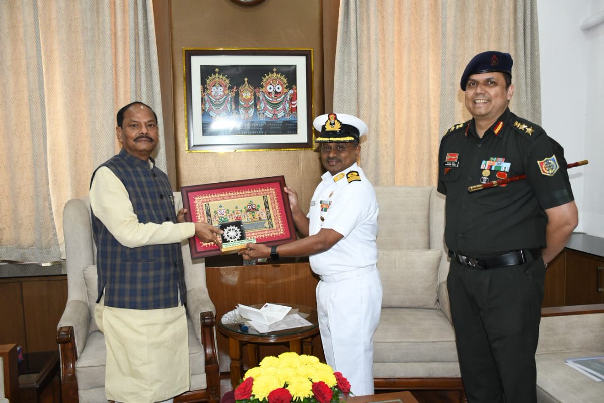 NCCDteOdisha's tweet photo. Today Dy Dir Gen Odisha NCC Dte Commodore J Suresh formally Called on Hon'ble Governor of Odisha Sh Raghubar Das &amp; presented an update on evolving trg initiatives within NCC Cdt programme. Meeting was characterised by precision &amp; adhered strictly to established Mil protocols. https://t.co/2XQzsFWGOD