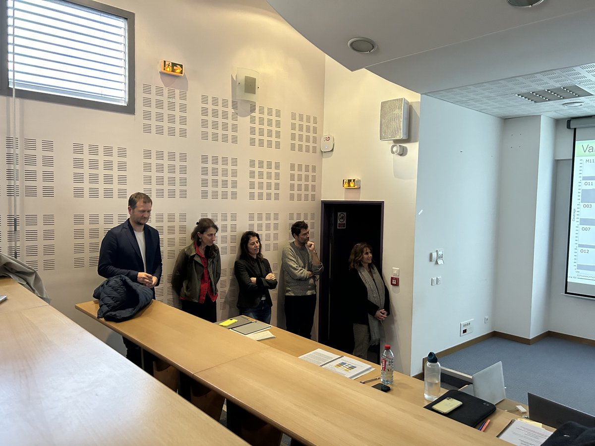 How to kickstart the new year with a happy Team? PhD student @Hschrieke beautifully defended his phD on Culex microbiome 🎓👏 He presented his elegant and careful computational analyses with remarkable clarity. Congrats Dr! A heartfelt thank you to the committee #ProudAdvisor