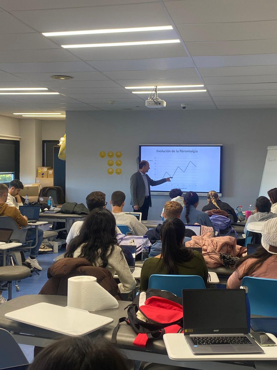 El abordaje interdisciplinar es fundamental en el tratamiento de los pacientes con fibromialgia. 

El reumatólogo <a href="/DrRiveraRedondo/">Javier Rivera</a>  ayer se lo transmitió al alumnado del Máster Oficial en Terapia Manual Ortopédica en el Tratamiento del Dolor de la <a href="/UEuropea/">Universidad Europea</a>