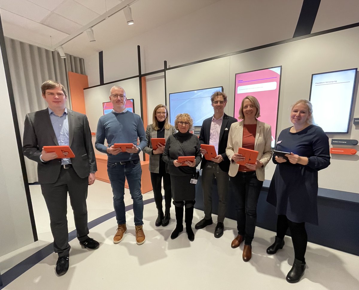 Heute zu Gast in der KV Berlin: die Abteilung für Digitalisierung und Innovation des @BMG_Bund. KV-Vorständin Dr. Christiane Wessel führte die Gruppe rund um Susanne Ozegowski @SOzegowski durch den E-Health-Showroom DEMO und gab Einblicke in den digitalen Praxisalltag.