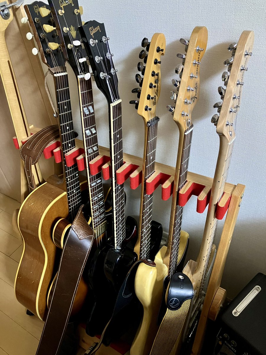 ysxl_music's tweet photo. 妻が「片付けのプロ」みたいなのを一度頼んでみたいというので呼んでみたら、開口一番「旦那さん、このギター要ります？」って言われて、マジで回し蹴りしたろかと思った。 https://t.co/FigT8bD3NS