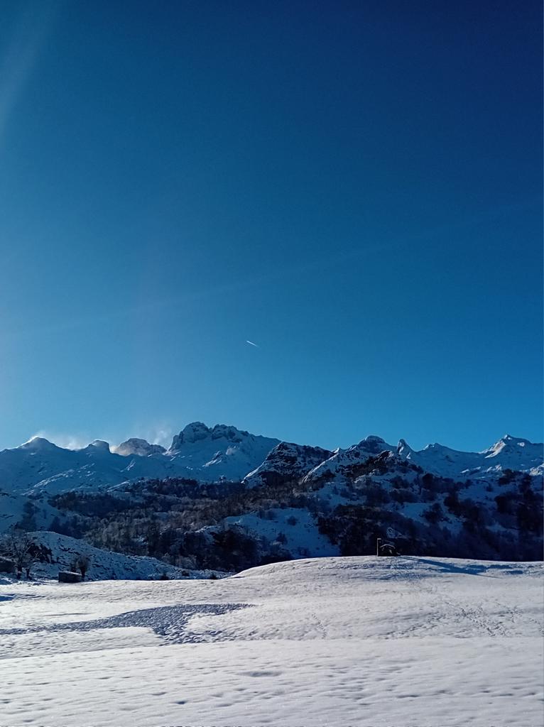 Pues nada, que el invierno ha venido y todos saben cómo ha sido. Espectacular día lapón en los Lagos de Covadonga, con nieve desde la orilla de la carretera CO-4 en el collao de Les Veleres.