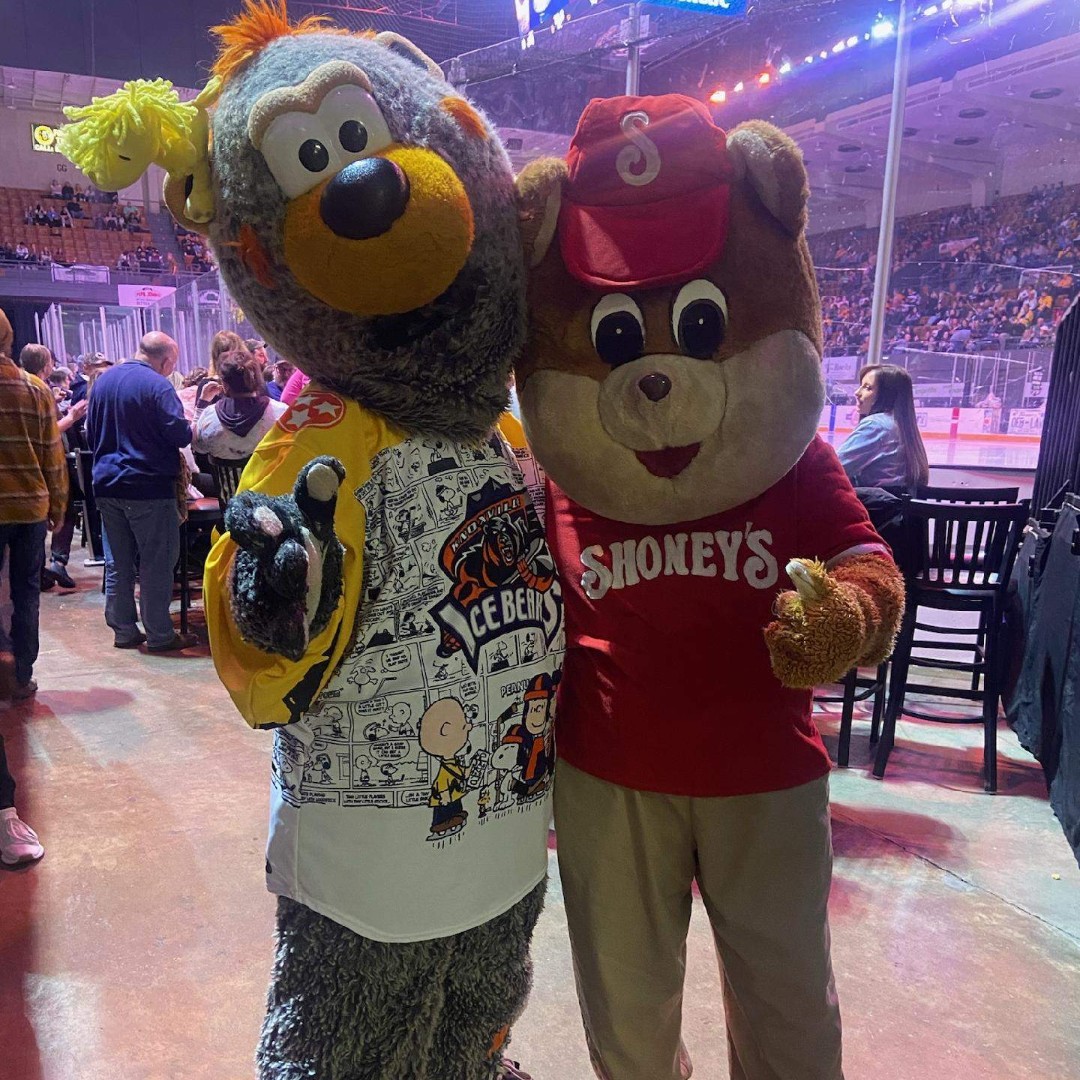 ShoneysEastTN's tweet image. Join Shoney Bear for the Baby Sharks Baby Races tonight at The Knoxville Ice Bears game!!! Enjoy the festivities and watch the Ice Bears beat the Evansville Thunderbolts!  #ShoneyBear #BabyRaces #KnoxvilleIceBears #IceBearsGame #FamilyFun #FridayNight