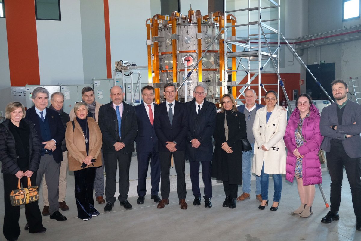 Jorge Paradela (@paradelajsr) on Twitter photo #Andalucía está a la vanguardia en el desarrollo de soluciones energéticas de futuro. He visitado junto a Bernard Magenhann, director general adjunto del <a href="/EU_ScienceHub/">EU_ScienceHub</a>, el reactor de fusión #tokamak que desarrolla la <a href="/unisevilla/">Universidad de Sevilla</a> en el <a href="/PuertoDeSevilla/">Puerto de Sevilla</a>, y participa <a href="/SkylifeEng/">Skylife Engineering</a>. #Andalucía está a la vanguardia en el desarrollo de soluciones energéticas de futuro. He visitado junto a Bernard Magenhann, director general adjunto del <a href="/EU_ScienceHub/">EU_ScienceHub</a>, el reactor de fusión #tokamak que desarrolla la <a href="/unisevilla/">Universidad de Sevilla</a> en el <a href="/PuertoDeSevilla/">Puerto de Sevilla</a>, y participa <a href="/SkylifeEng/">Skylife Engineering</a>.