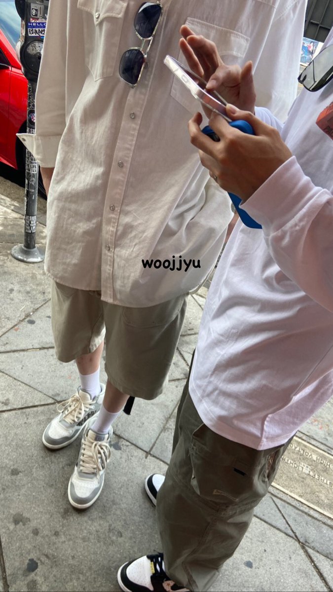 zzmlzzz's tweet photo. 남자둘이밖에나갈때마다옷맞춰입는거뭔뜻임? https://t.co/1soLhKbmGT