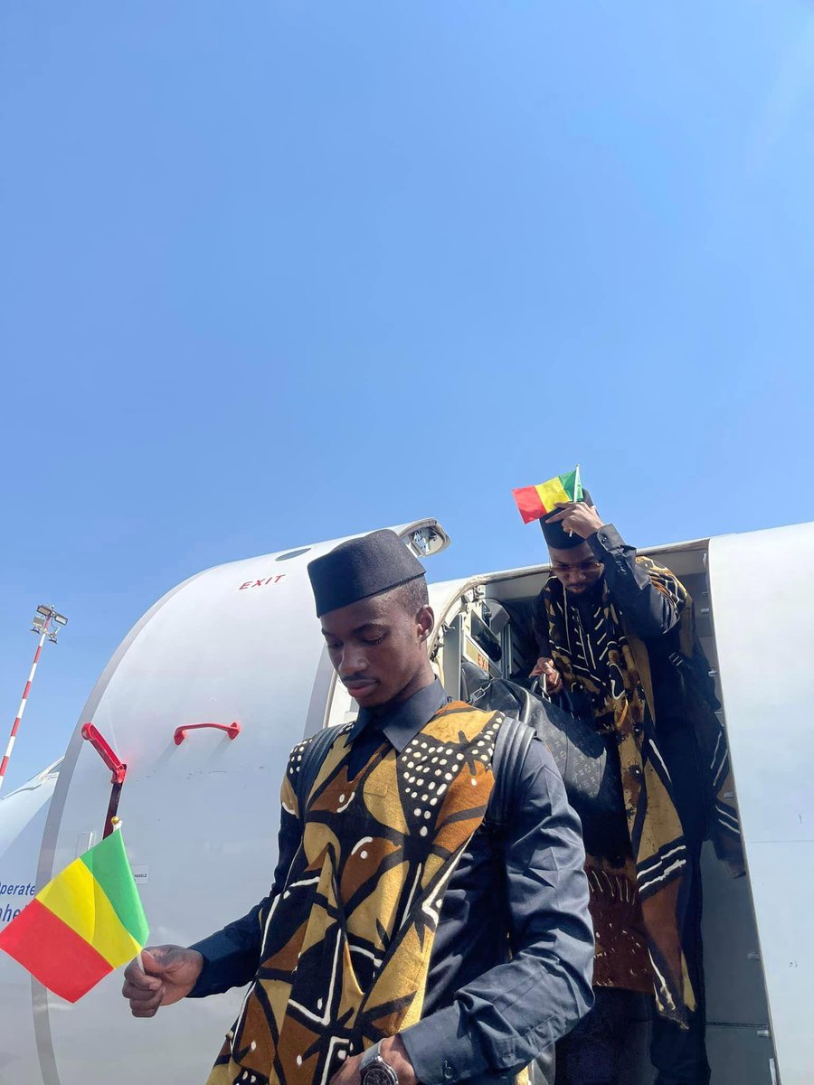 MariahBocoum's tweet photo. Choco dews  boraaa 😍😍😍 
Petite chemise classique noir avec pantalon,un kobla Gnèbla revisité par dessus en Bogolan qui a fait le BIM ♥️
Bonne chance Les Aigles 🦅 on vous aime ♥️ 

#CAN2024 
#lesaiglesdumali 
#mali 
#cotedivoire https://t.co/pEDe97Ldpc