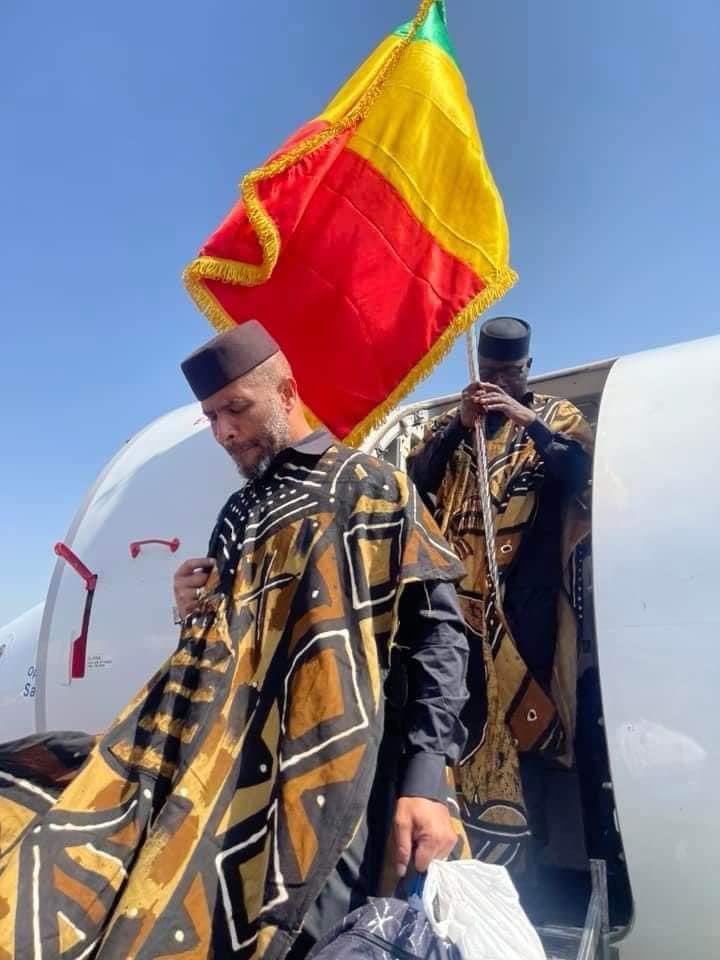 MariahBocoum's tweet photo. Choco dews  boraaa 😍😍😍 
Petite chemise classique noir avec pantalon,un kobla Gnèbla revisité par dessus en Bogolan qui a fait le BIM ♥️
Bonne chance Les Aigles 🦅 on vous aime ♥️ 

#CAN2024 
#lesaiglesdumali 
#mali 
#cotedivoire https://t.co/pEDe97Ldpc