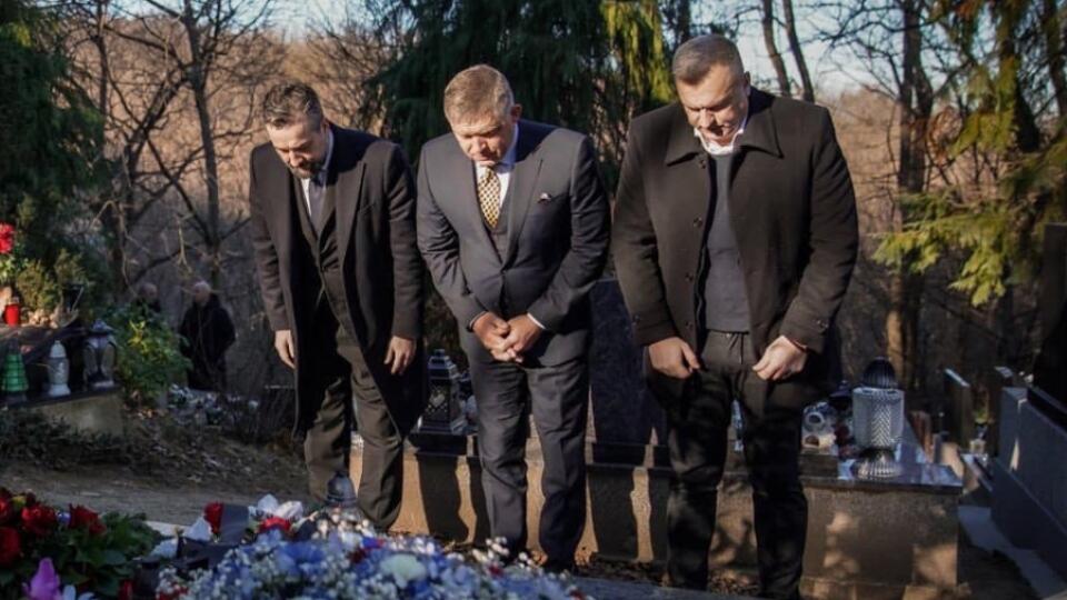 Socializmus je:
keď získate luxusný byt za tri fazuľky zatiaľ čo bežný človek sa musí zadĺžiť pre dvojizbák.
keď bežný človek má rozpadnuté štátne nemocnice zatiaľ čo vy rodíte v súkromných.
keď bežný človek dostane 5 rokov za 3 gramy a vy ožratý nabúrate, arogantne odídete a nič