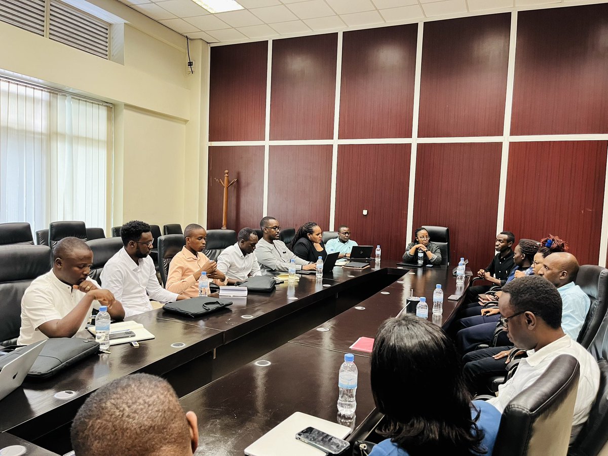WSH_Kigali's tweet photo. The SCIP Soft Landing 2023 Roundtable Meeting.
This was an opportunity for the @RwandaICT and project partners to understand the selected startup founders' ambitions for the soft landing/market expansion opportunity in #Kenya.
Discussions included:
🤝🏽 Partnership building
📊 Market testing
📈Exploring growth opportunities
MINICT reiterated the importance of this initiative to establish a precedent for Rwandan startups to expand beyond #Rwanda.
Safe travels to the 7 startups that will be exploring Kenya for the next 21 days.
#RwOT