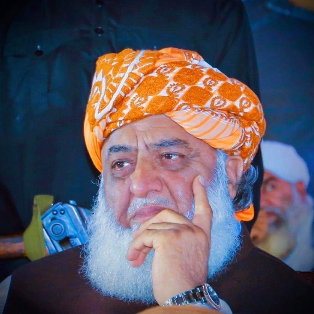 مولانا فضل الرحمٰن اب صرف ایک سیاسی، مذھبی جماعت کا سربراہ نہیں،
بلکہ ایک عوامی طاقت کا نام بن چکا ہے.
ٹکرانے کی کوشِش کرنے والا عمران نیازی کی طرح منہ کے بل گِرے گا.
ان شاءاللہ
#سفیرامن_مولانا