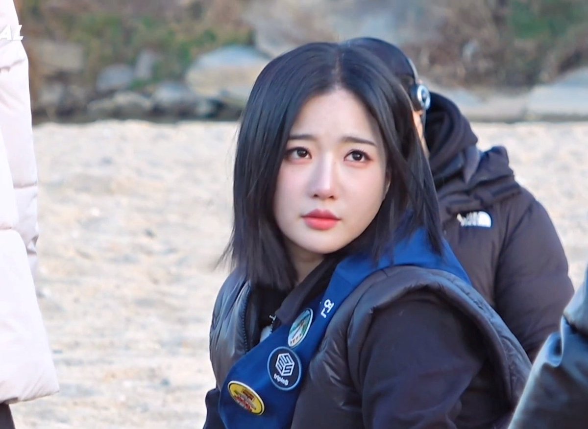 kimyooyeonfeed's tweet photo. pretty yooyeon in badge wars behind the scenes 🩵 https://t.co/Kjwz1TV5Lz