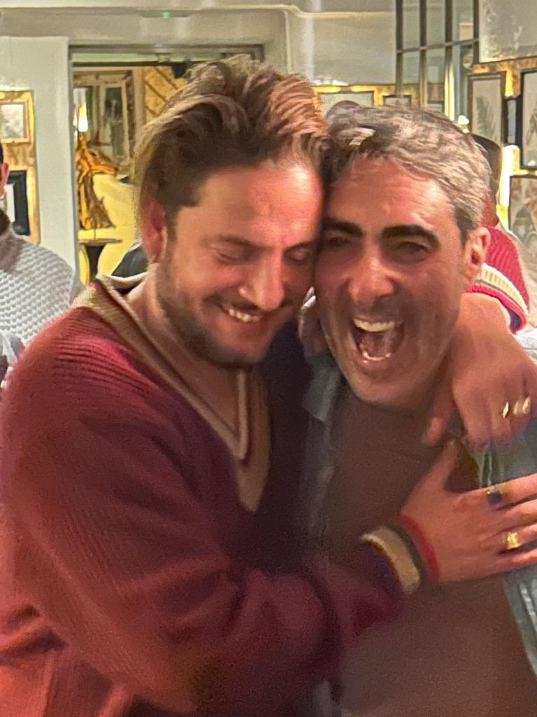 Lo de Don Antonio no es normal… Cuanto bueno nos sigue dando ❤️ 

Admiración absoluta desde que era un chiquillo. Gracias amigo. 

Pedazo de comparsa. 🎶🙌🏻🎭 <a href="/mellamoares/">AntonioMartínezAres</a> <a href="/ComparsaAres/">La Comparsa de Antonio Martínez Ares</a> 

Actuación completa: youtu.be/23eSN-eBwW4?si…

#Cadiz #LaOvejaNegra #COAC2024P3