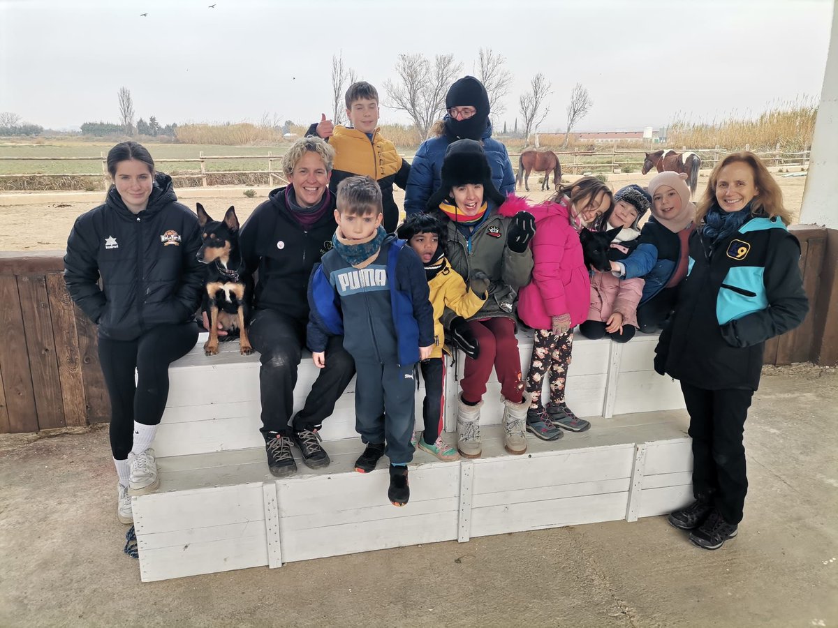 k9malaga's tweet photo. 👋 ¡Hola amigos de #K9Malaga!

En esta publicación os mostramos a nuestras compañeras y binomio 𝗔𝗡𝗔 𝗬 𝗧𝗜𝗡𝗔 colaborando con @equicentroterapiasecuestres de Villamayor de Gállego (Zaragoza) en las Colonias Inclusivas.

🔴⚫️🟡  #K9Malaga #equicentroterapiasecuestres https://t.co/9fh1QpQnMa