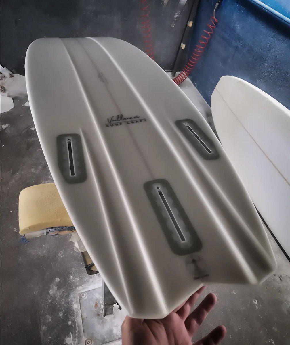 Epoxycraft_'s tweet image. Handmade in Italy… 😲👌by Michele Vallenari

Original post: bit.ly/3s04gXu 

#entropyresins #epoxy #kiteboard #handshapedsurfboard