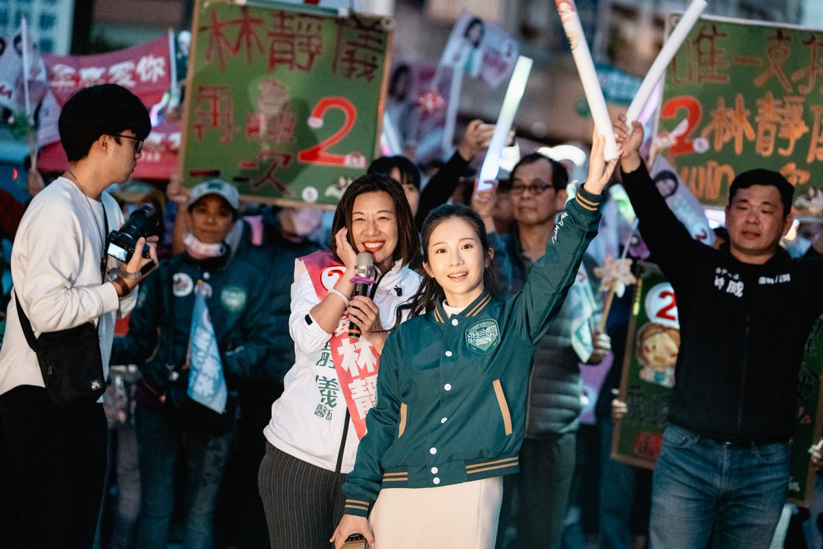 民主路，一起走。
民主路，一直走。
民主路不迴轉；台灣不走回頭路。