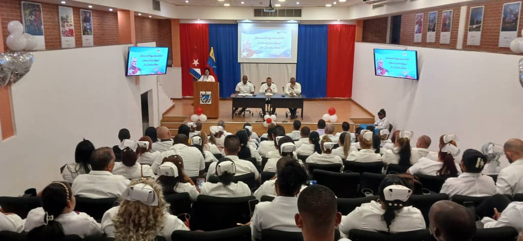 Presidió el Dr Ruslán Sánchez Tondike Vicejefe Primero del estado Distrito Capital y el Dr Sigfrido Valdés Dacal Jefe del Centro de Salud Integral (CSI) "Salvador Allende" balance anual del año 2023 y las proyecciones de trabajo del 2024 . #CubaCoopera #CubaPorLaVida