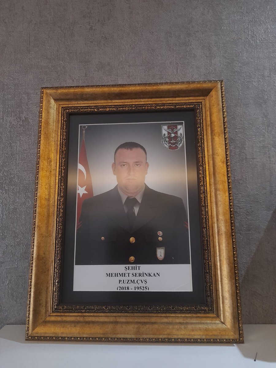 gamze6464's tweet photo. Bayrakları bayrak yapan üstündeki kandır. Toprak uğrunda ölen varsa vatandır! Pamukkale yurdu öğrencilerimizle vatan uğruna candan gecen, Şehit Mehmet Serinkan'ın ailesine ziyarette bulunduk. @omer_ilman @vildanbasbug @GSB_Denizli @DenizliKYGM https://t.co/FRqtu6lJbh
