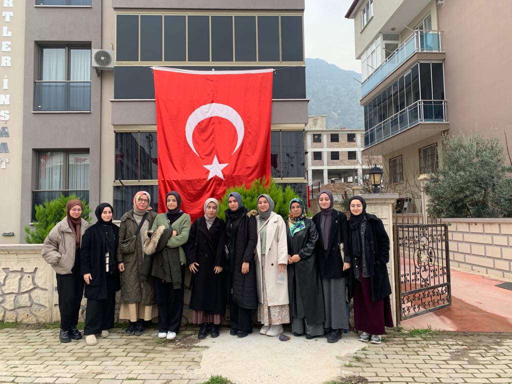 gamze6464's tweet photo. Bayrakları bayrak yapan üstündeki kandır. Toprak uğrunda ölen varsa vatandır! Pamukkale yurdu öğrencilerimizle vatan uğruna candan gecen, Şehit Mehmet Serinkan'ın ailesine ziyarette bulunduk. @omer_ilman @vildanbasbug @GSB_Denizli @DenizliKYGM https://t.co/FRqtu6lJbh