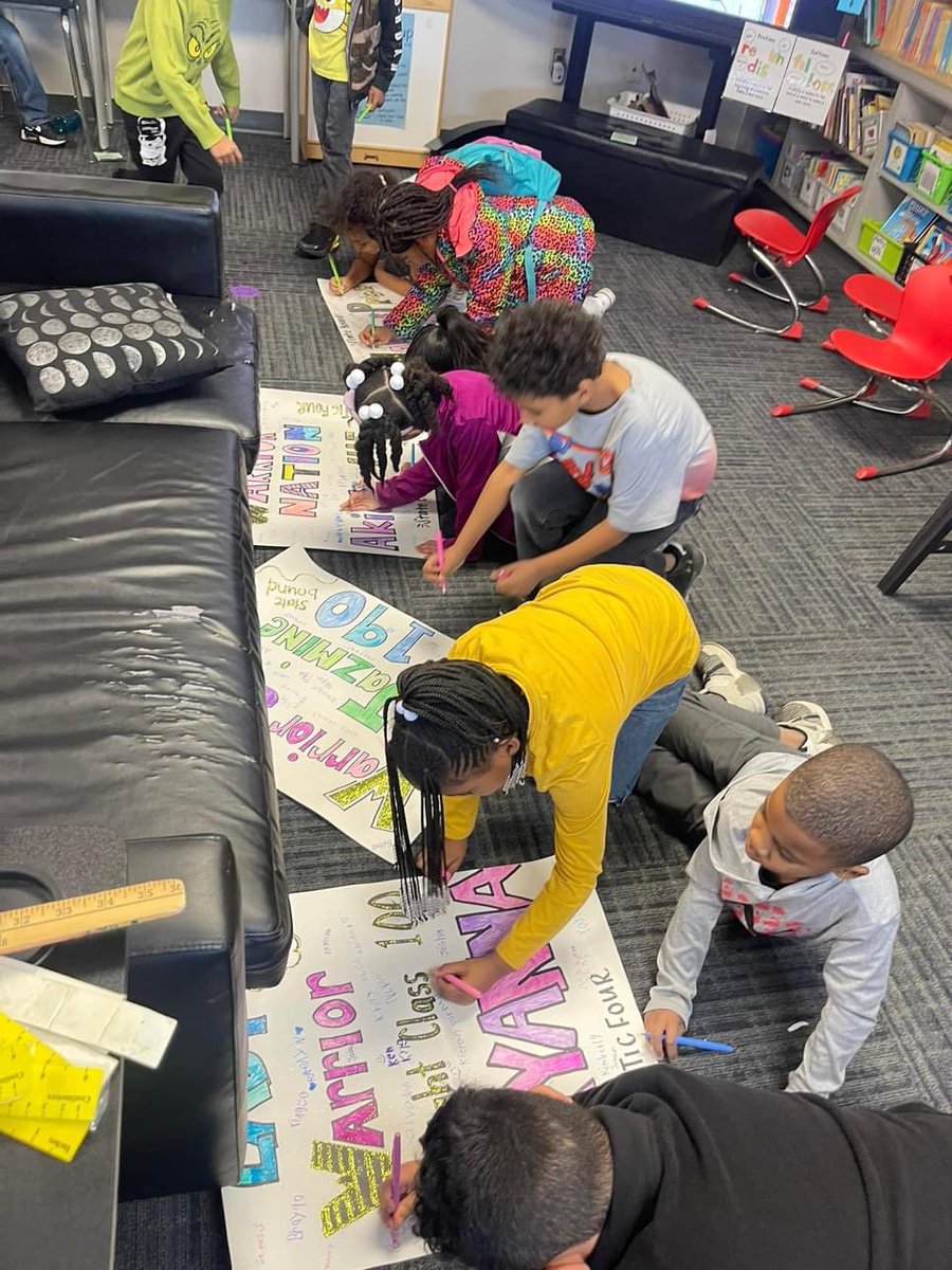 Our Lady Warriors received some support from Sunny Heights students and teachers this week! <a href="/sunnyheightsele/">Sunny Heights Elem</a> @dbaltzell210 <a href="/WarriorNation_1/">WCHS Athletic Dept</a> <a href="/oneilljd/">Jake O'Neill</a>