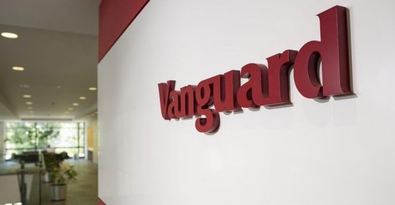 Ablizon's tweet image. 💼🌐 Vanguard, el gigante administrador de activos con una cartera de 7,7 billones de dólares, toma una decisión clave🚀

📉 Anuncia que no incorporará ETF al contado de #Bitcoin  en su oferta🔍📊 

#Finanzas #CriptoNews