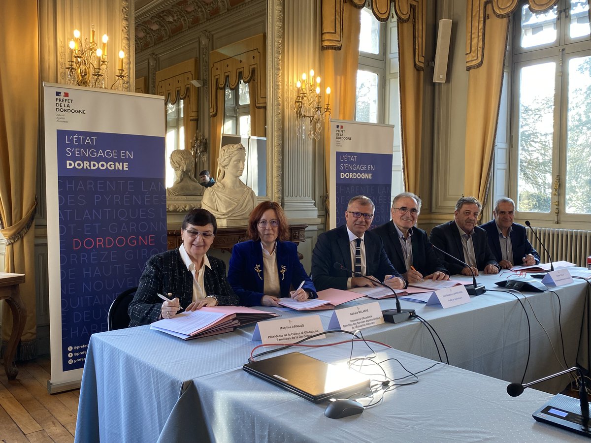 M le préfet a signé, aux cotés de Mme la Directrice académique, de Mme la Directrice de la CAF, de M Teillac, VP du CD24 et des élus des territoires, 
2⃣  conventions "Territoires éducatifs ruraux" pour les CC Bastides Dordogne Périgord et Isle-Loue-Auvézère.