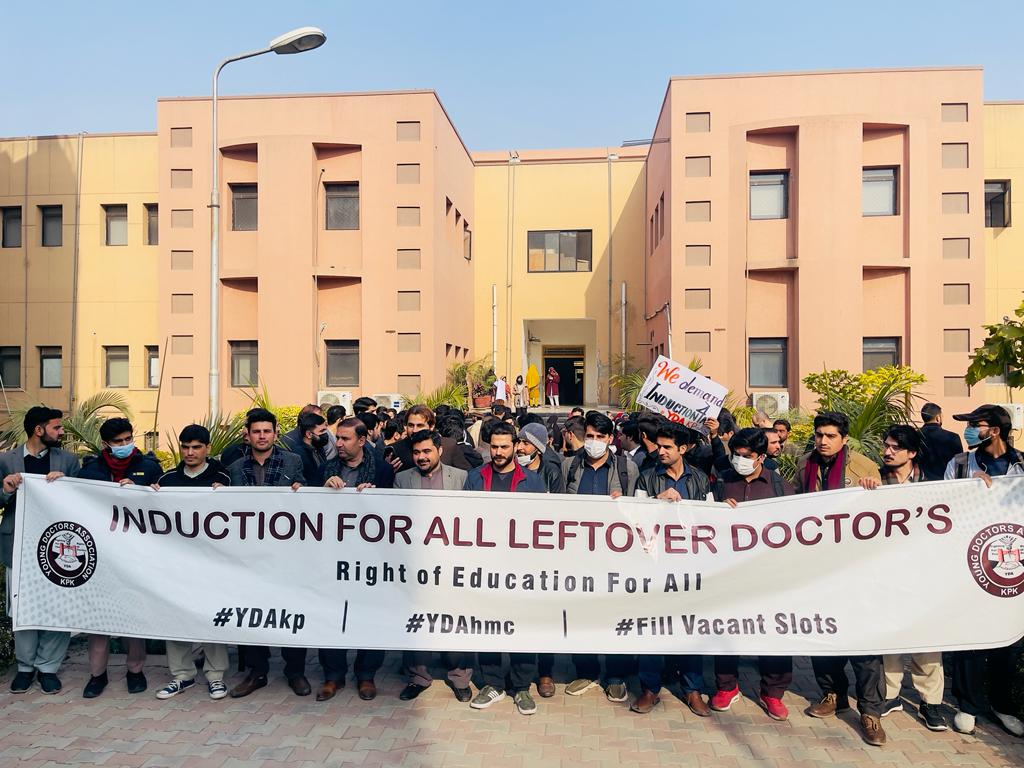 DrFaisalBarakza's tweet photo. YDA did Press Conference with single point demand to give training to leftover candidates, if the govt fails to meet the demand for leftover candidates, the young doctors will do province wise protest for their rights.
@ydakp_official
@KPChiefMinister https://t.co/GSogXqh9xX