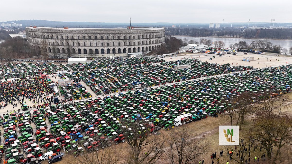 Bauerndemo Nürnberg 12.01.2024.

Der Nürnberger Volksfestplatz ist voll, laut Polizei 2500 Traktoren und 5000 Teilnehmer.

#Demo #Bauerndemp #bauern #bauernproteste #DemoNürnberg #nürnberg