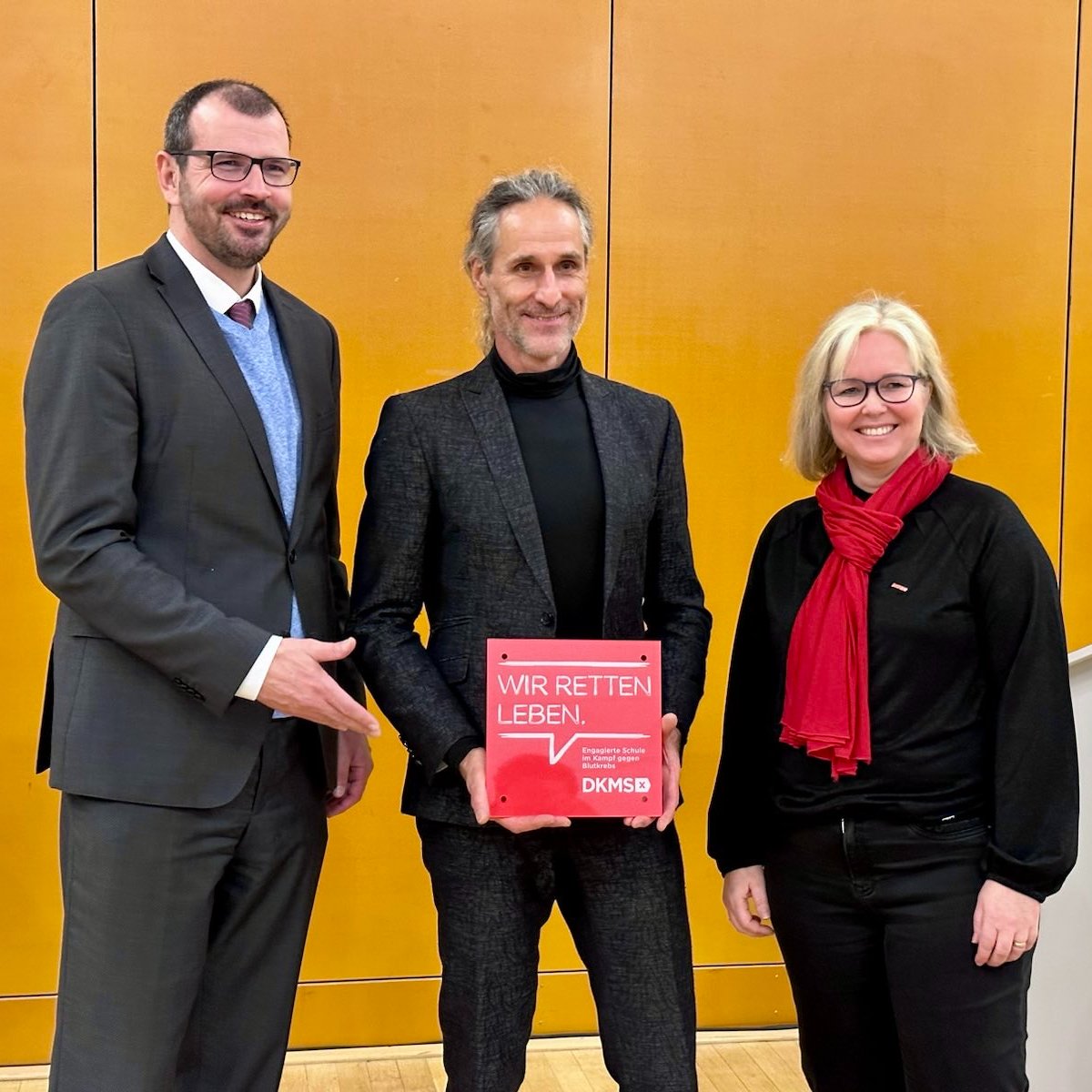 MBJSBrandenburg's tweet photo. #Hoffnung geben🌈: 53 #Schüler|innen und Lehrkräfte des Marie-Curie-Gymnasiums Hohen Neuendorf haben sich für eine #Knochenmarkspende registriert. Bildungsminister Steffen Freiberg übergab das DKMS-Schulsiegel für das Engagement gegen #Blutkrebs.
https://t.co/HTmhkIixW6 https://t.co/PsA5KaqwCn